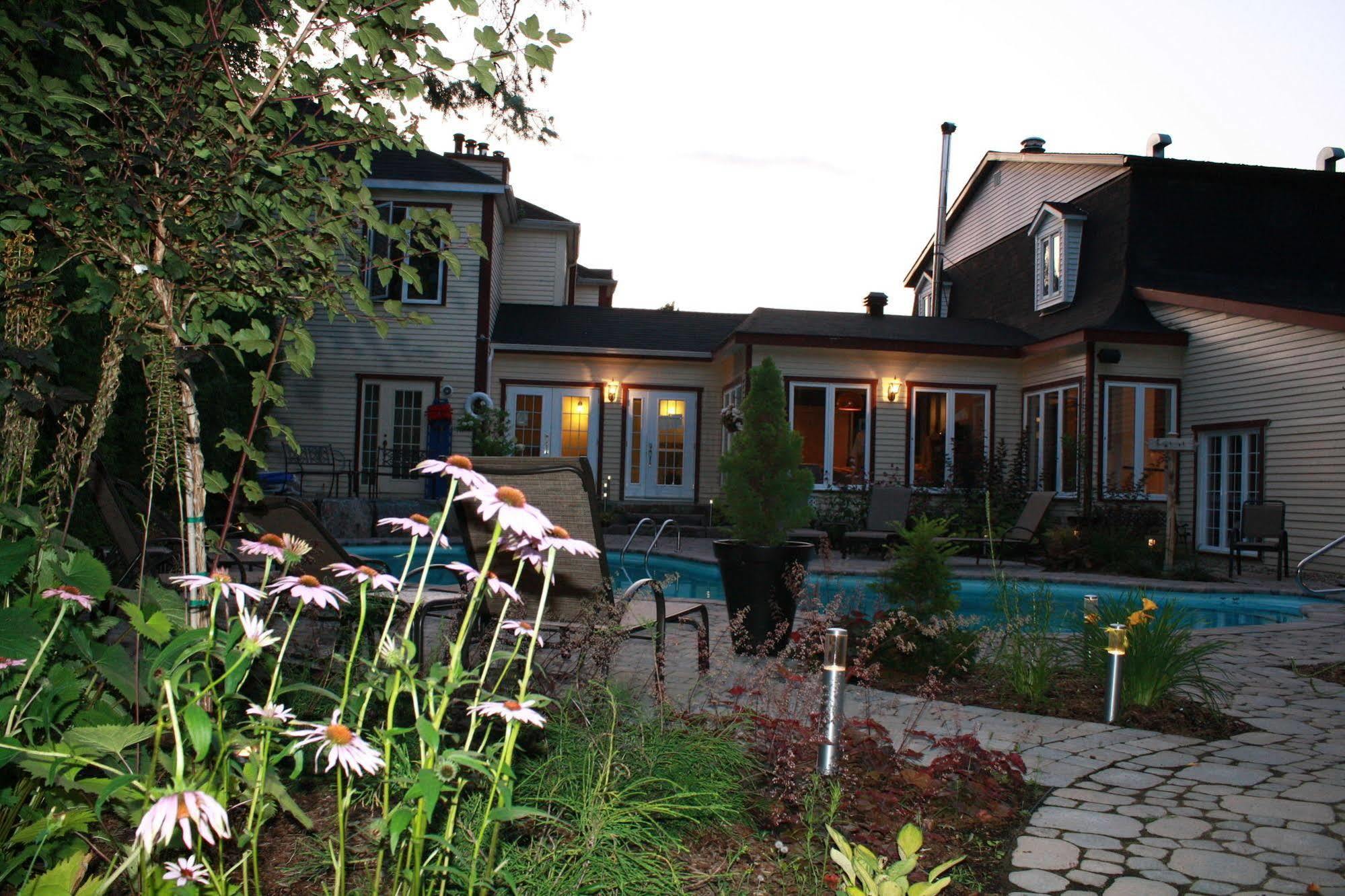 Relais St-Denis Hotel Saint-Sauveur-des-Monts Екстериор снимка